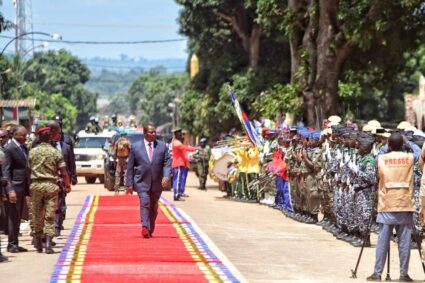 PARADE MILITAIRE AU CAMP KASSAI POUR COMMÉMORER LE 65e ANNIVERSAIRE DE L’INDÉPENDANCE DE LA RÉPUBLIQUE CENTRAFRICAINE SOUS L’AUTORITÉ DU PRÉSIDENT DE LA RÉPUBLIQUE