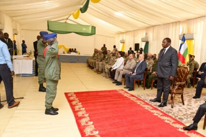 Bangui : le Président Touadéra décore les instructeurs russes en fin de mission en RCA