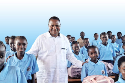 Education: Opération « Un sac pour un élève ».